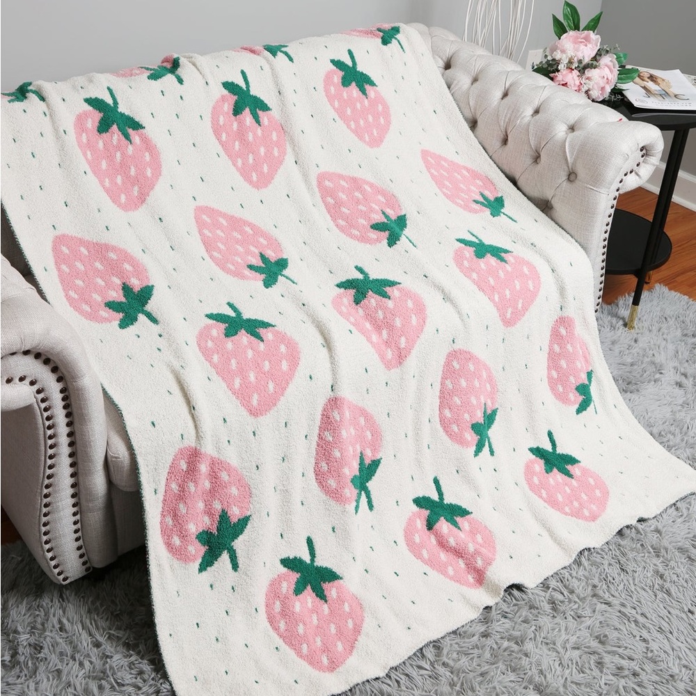 New ComfyLuxe Strawberry Pattern Luxury Soft Throw Blanket